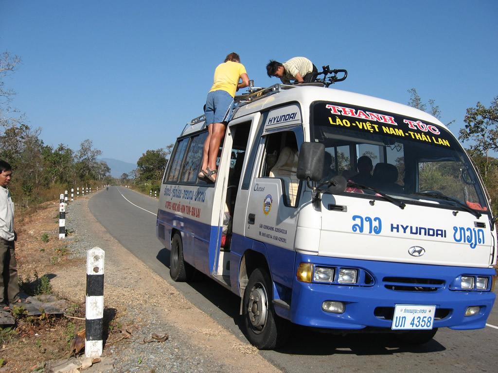 Met het busje de bergen door de grens over naar Vietnam